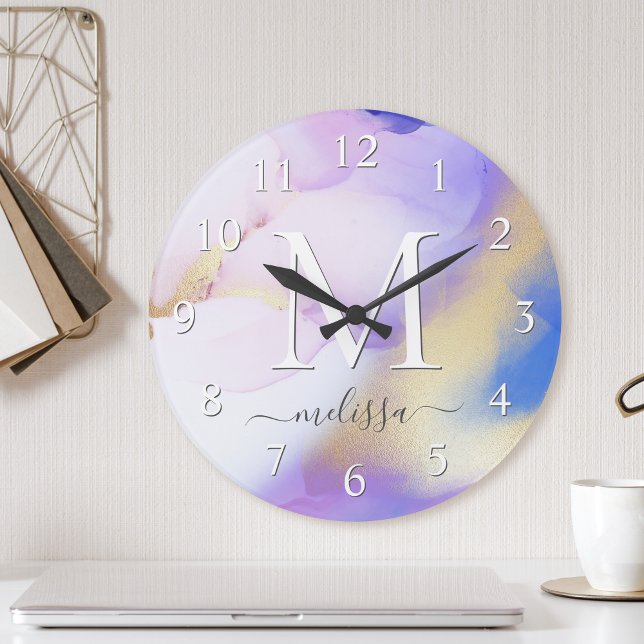 Horloge Ronde Glam Lilac Gold Abstrait Peinture Élégant Monogram (Créateur téléchargé)
