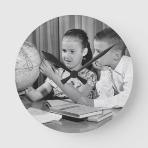 Horloge Ronde Globe de visionnement de garçon et de fille