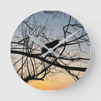 Horloge Ronde Golden Sunset Silhouette: Bird on Tree Branches