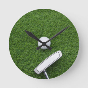 Horloge Ronde Golf avec putter are on green grass
