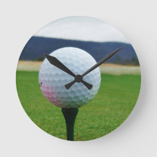 Horloge Ronde Golf Ball sur un terrain de golf de montagne