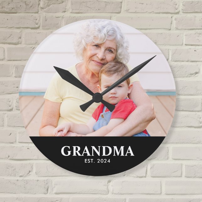 Horloge Ronde Grandma Established Modern White Photo (Créateur téléchargé)