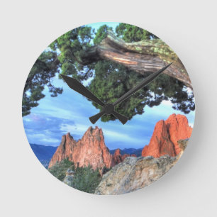 Horloge Ronde Gray Rock framed by Tree