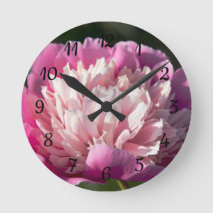 Horloge Ronde Grosses fleurs de pivoine rose le jour du printemp