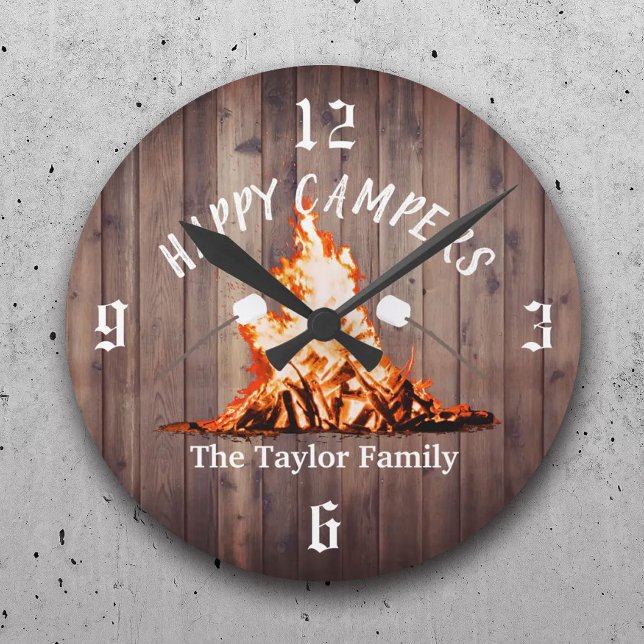 Horloge Ronde Happy Campers Rustic Bonfire Camping Nom de famill (Créateur téléchargé)