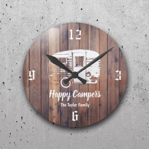 Horloge Ronde Happy Campers Rustic Camping Trailer Nom de famill