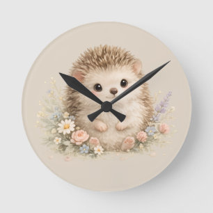 Horloge Ronde Hérisson européen adorable dans un jardin 