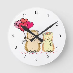 Horloge Ronde Hérissons mignons avec des ballons, jeune couple m