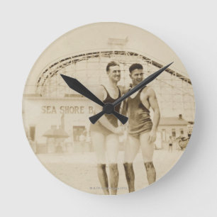 Horloge Ronde Hommes se tenant sur la plage