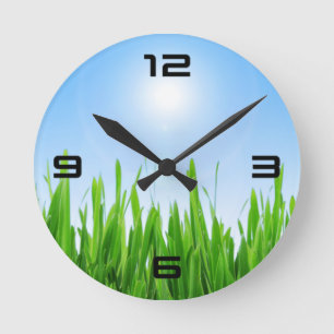 Horloge Ronde Jardin à l'herbe verte avec conception de ciel ble
