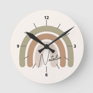 Horloge Ronde Joli script monogrammé pastel arc-en-ciel rose gir