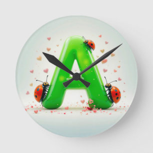 Horloge Ronde Jolies coccinelles sur la lettre verte de l'alphab