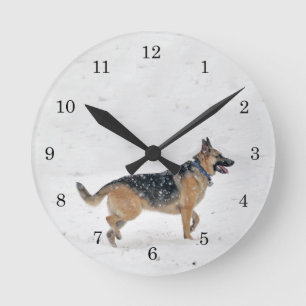 Horloge Ronde Joyeux chien berger allemand Secouru dans la neige