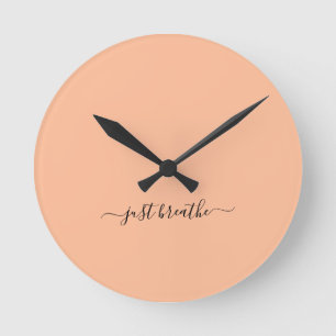 Horloge Ronde Juste respirer orange élégant script yoga