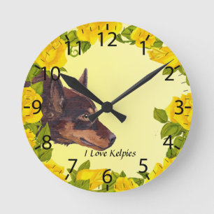 Horloge Ronde Kelpie australien rouge sur les roses jaunes