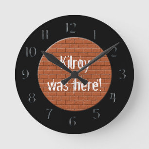 Horloge Ronde Kilroy, quelque chose ! Red Brick