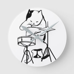 Horloge Ronde Le chat de batteur bat du tambour de mignon drôle
