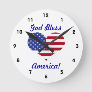 Horloge Ronde Le drapeau en forme de coeur de Dieu bénisse l'Am