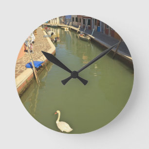 Horloge Ronde Les cygnes dans le canal, île de Burano, Venise, 