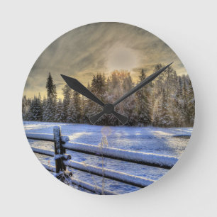 Horloge Ronde Lever de soleil sur un pâturage d'hiver en neige
