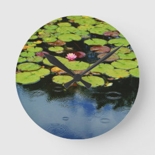 Horloge Ronde Lotus rose sous la pluie