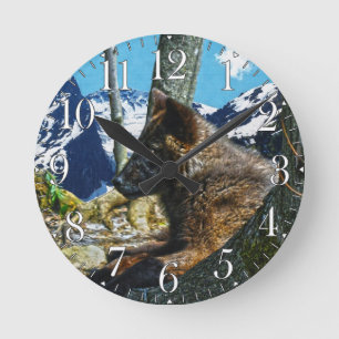 Horloge Ronde Loup noir de montagne se reposant par art de faune
