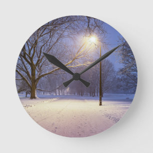 Horloge Ronde Lumières de rue et couvert de neiges