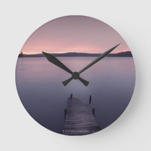 Horloge Ronde Lune au-dessus de lac