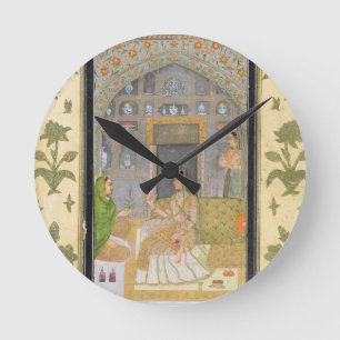 Horloge Ronde Madame assise dans un pavillon avec des préposés