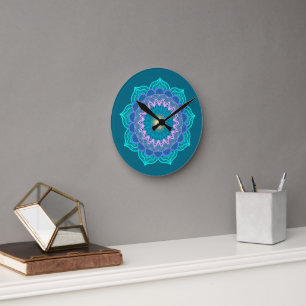 Horloge Ronde Mandala Coloré sur Fond Bleu