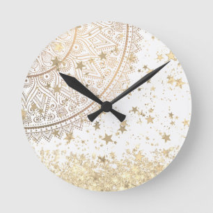 Horloge Ronde Mandala envoûtant avec des étoiles d'or sur blanc