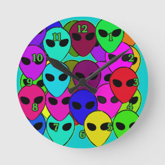 Horloge Ronde Masse brillante d'Aliens face à cadenas