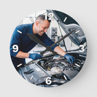 Horloge Ronde Mechanic Inspecting Car Engine Garage Decor