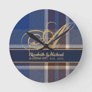 Horloge Ronde monogram Blue Tartan Plaid Newlyweds Wedding