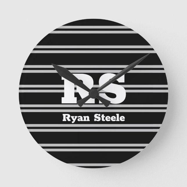 Horloge Ronde Monogramme et nom blanc en gras, Lt Gris sur noir (Recto)