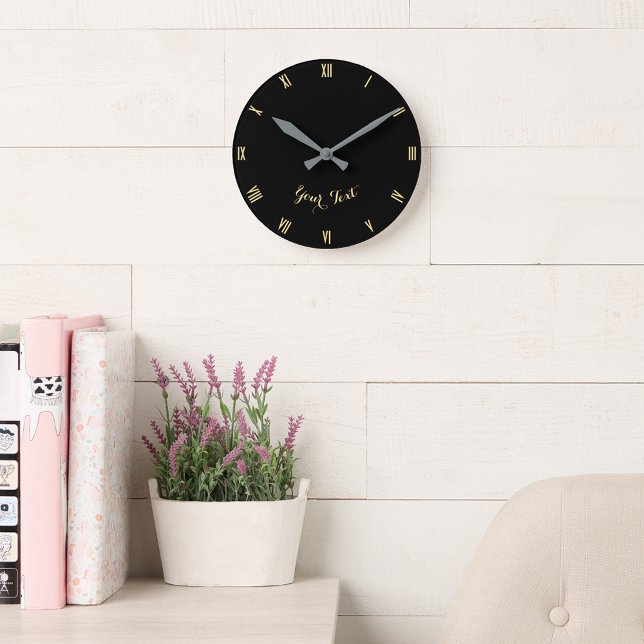 Horloge Ronde Monogramme personnalisé Moderne Élégant Noir Faux  (Custom Monogrammed Modern Elegant Black Faux Gold Round Clock)