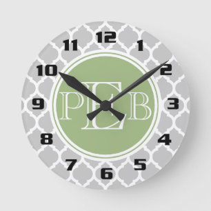 Horloge Ronde Monogramme Vert Sauge Quatrefeuille Gris Argent
