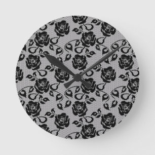 Horloge Ronde motif en dentelle noire sur arrière - plan blanc
