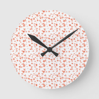 Horloge Ronde Motif floral rouge délicat sur fond crème doux 