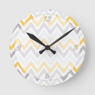 Horloge Ronde Motif gris jaune d'Ikat de chevrons
