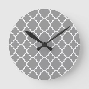 Horloge Ronde Motif marocain gris de Quatrefoil de blanc gris