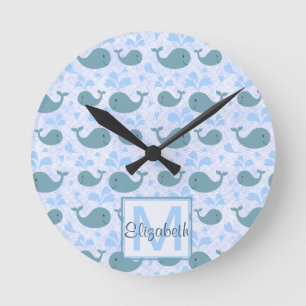Horloge Ronde Motif mignon de monogramme de baleines bleues