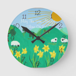 Horloge Ronde moutons mignons avec des collines ciel bleu et