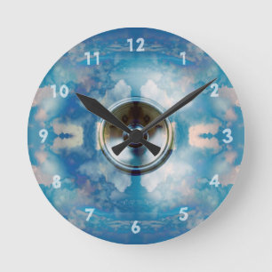 Horloge Ronde Music speaker and cloudy blue sky