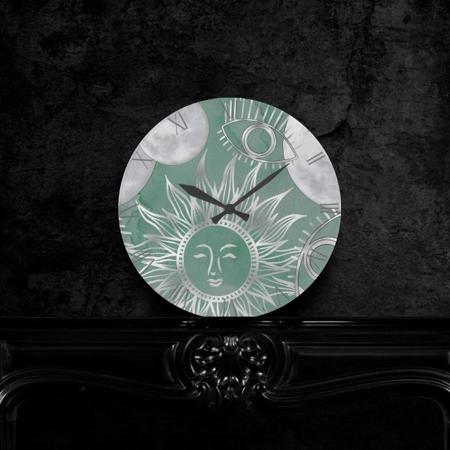 Horloge Ronde Mystique solaire | Dusty Green Silver Moon Stars S (Créateur téléchargé)