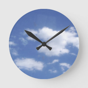 Horloge Ronde nuages dans un ciel bleu