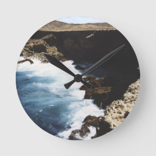 Horloge Ronde Océan d'Aruba se brisant sur les roches