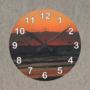 Horloge Ronde Oiseaux survolant l'océan Lever du soleil Photo
