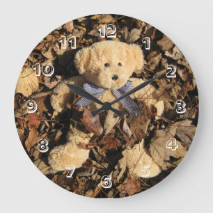 Horloge Ronde Ours de nounours et une grande pile de feuille