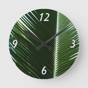 Horloge Ronde Overlapping Palm Fronds Tropical Green Abstract